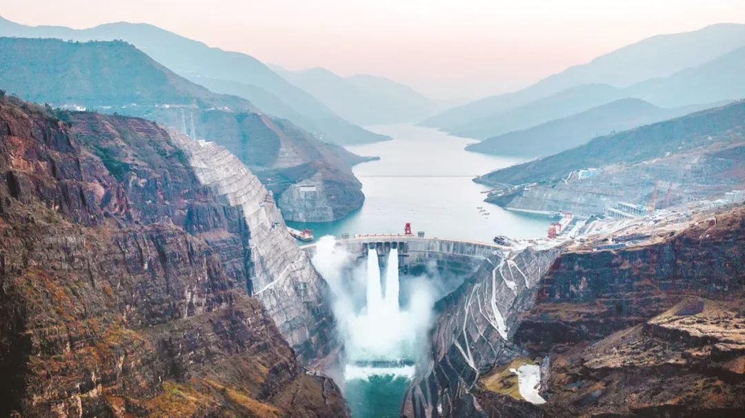 2022年12月20日,世界技术难度最高、单机容量最大、装机规模第二大水电站——白鹤滩水电站全面投产。图为2022年12月19日拍摄的白鹤滩水电站。 新华社记者 胡超 摄