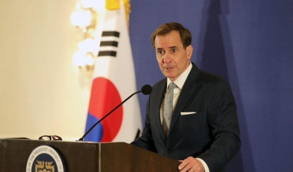 当地时间4月25日，在华盛顿特区的韩国新闻中心，美国白宫国家安全委员会战略沟通协调人约翰·柯比举行记者会。 图源：韩媒