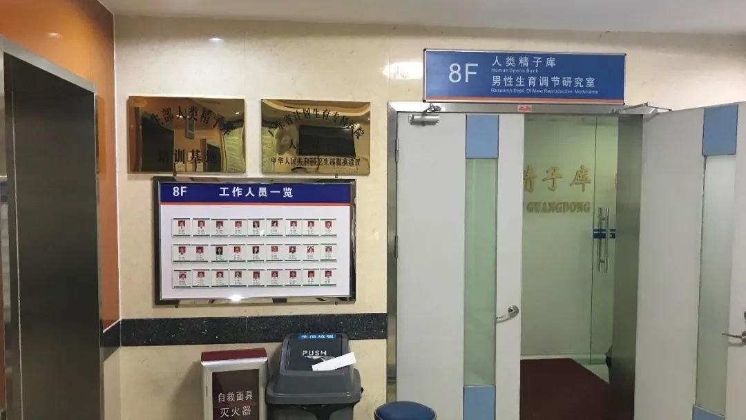 两个金色的牌子仿佛在说“来了,老弟”!丨作者供图