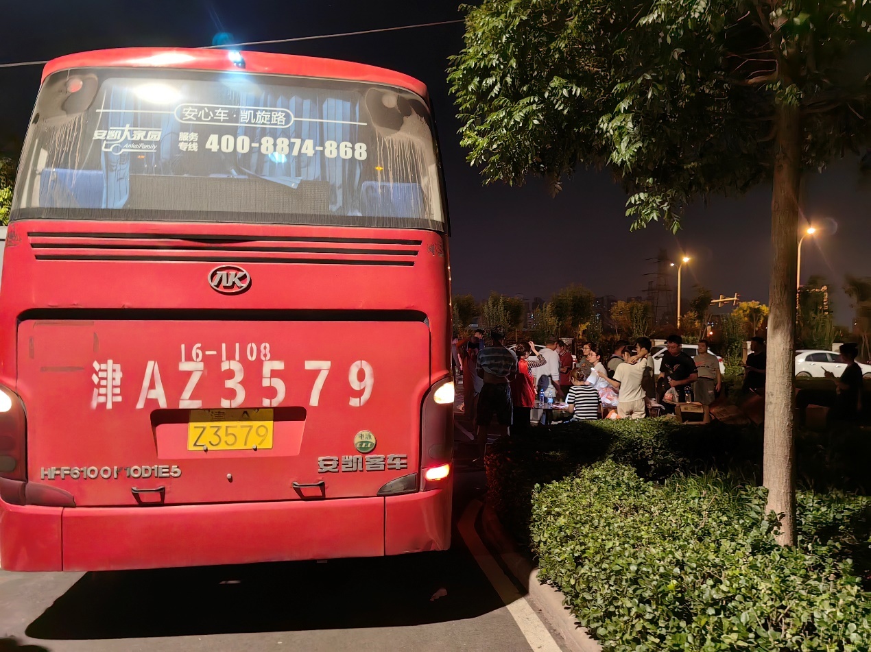 8月3日晚上，仍有大巴车转运人员至安置小区。 澎湃新闻记者 戴越 图