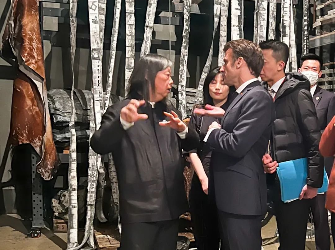 ▲ 马克龙总统一行在红砖美术馆参观基弗常设展“军械库”,图源:红砖美术馆