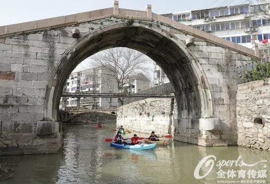 江苏宜兴在城市水体举行划艇活动
