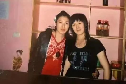 唐小雁(左一)在老家开歌厅时期旧照