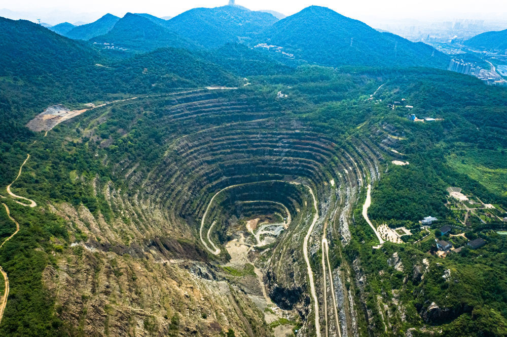 这是2020年8月24日拍摄的黄石国家矿山公园（无人机照片）。新华社记者 肖艺九 摄