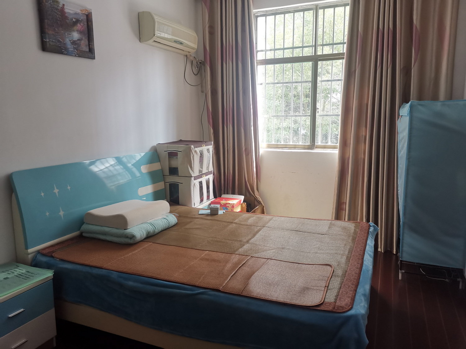 徐小琴把紫仪房间收拾得干干净净,等待女儿回来。