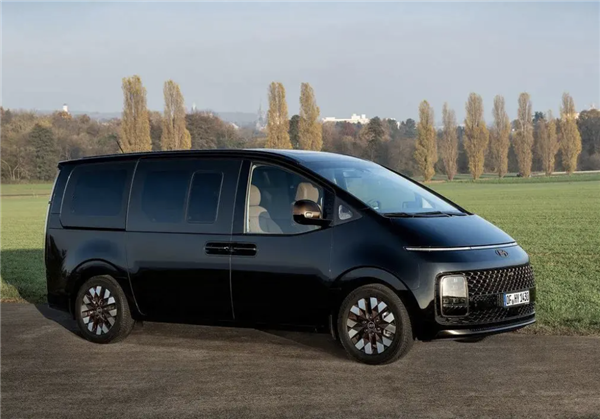 理想MEGA的韩国兄弟:现代MPV Staria实车曝光 有望进入国内销售