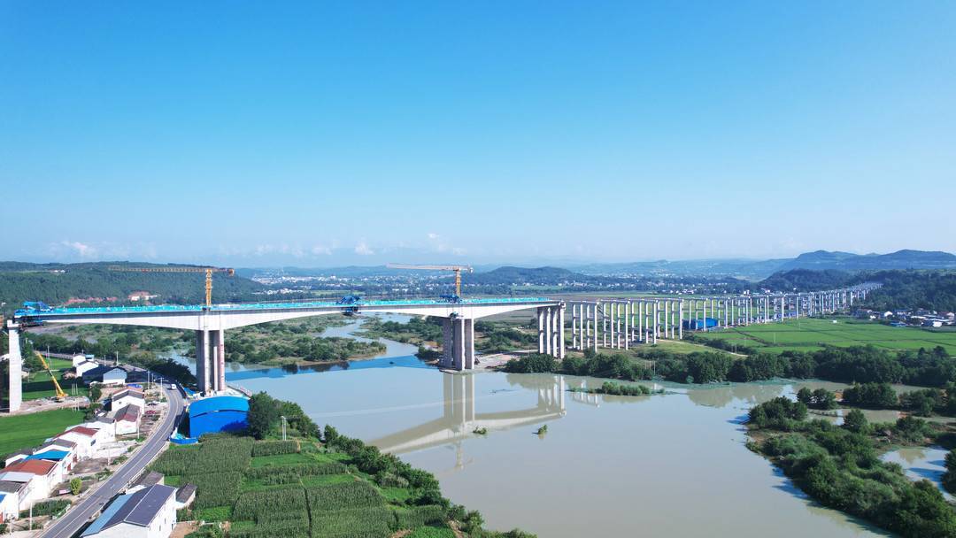京昆高速广元至绵阳段扩容工程潼江河特大桥双幅合龙_凤凰网