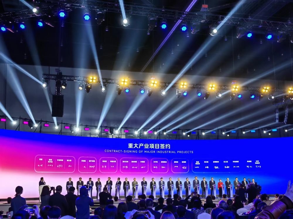 在4月6日举行的2023上海全球投资促进大会上，一批重大产业项目现场签约。新华社记者 龚雯 摄