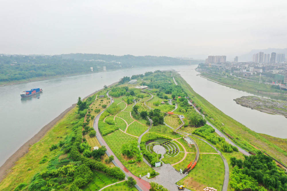 ↑长江竹岛俯瞰。竹岛建有竹博物馆、空中栈道、儿童乐园等多个配套设施。