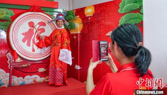 身穿“状元服”的游客拍照打卡。 蒋丰慧 摄