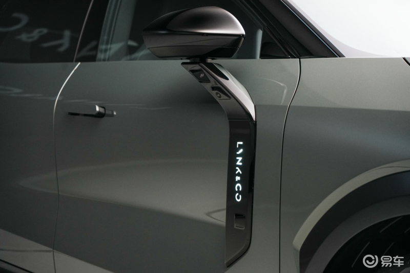 其中,领克的logo装饰灯配合前后灯组是有着灯语设计的,包括在充电时它