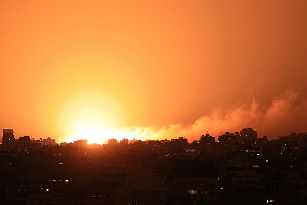 当地时间2023年10月10日，加沙城，以色列袭击加沙城时，爆炸照亮了天空。