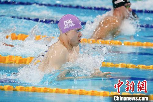 8月4日，成都大运会男子200米蛙泳决赛在成都进行，中国选手覃海洋获得冠军并刷新赛会纪录。　中新社记者 毛建军 摄