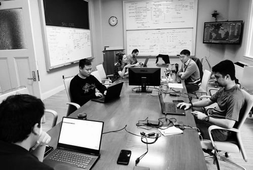 ▲Lauren Gardner(左二)、董恩盛(左一)、杜鸿儒(右二)日常工作场景。