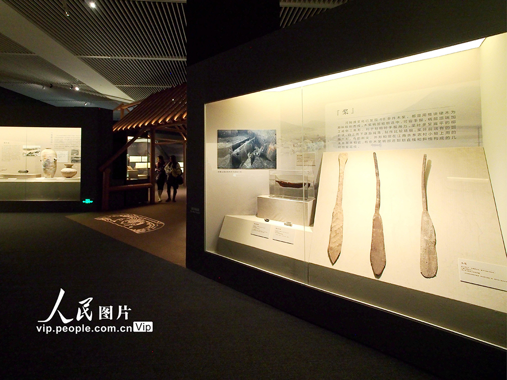 2023年11月8日,北京,中国国家博物馆“远古江南·海陆山河——河姆渡文化发现50周年考古成果特展”对公众开放。 展览分为“古渡新声”“潮起东南”“探海溯源”三个部分,展出河姆渡遗址、田螺山遗址、塔山遗址、井头山遗址等出土的陶器、石器、骨器、贝器、木器、编织物等文物324件(套)。杜建坡摄(人民图片网)