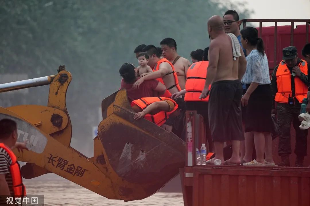 直播网红盯上了洪水灾区