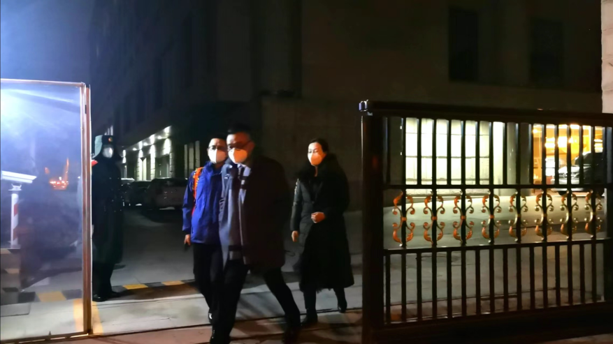 1月7日晚上6时45分,真实生物谈判代表走出谈判会场,王振雅摄。