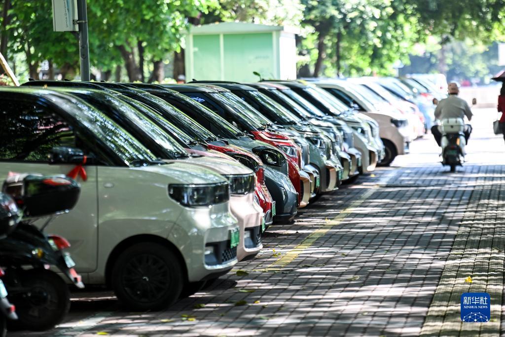 这是在广西柳州市街头拍摄的一处新能源汽车专用停车区(10月16日摄).
