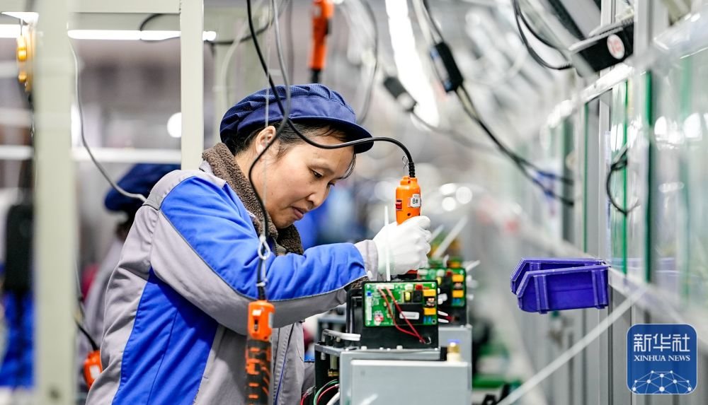 1月28日，工人在合肥市蜀山区一家生产制氧机及雾化器的企业车间作业。新华社发（葛庆钊 摄