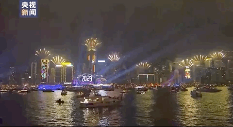△香港维多利亚港两畔以灯光和焰火迎接新年