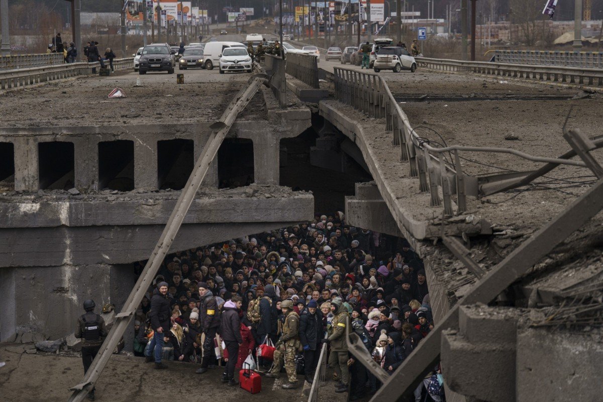 2022年3月5日，乌克兰基辅郊区。乌克兰人聚集在一座被毁的桥下，试图穿越伊尔平河逃离。埃米利奥&middot;莫雷纳蒂（Emilio Morenatti） 摄