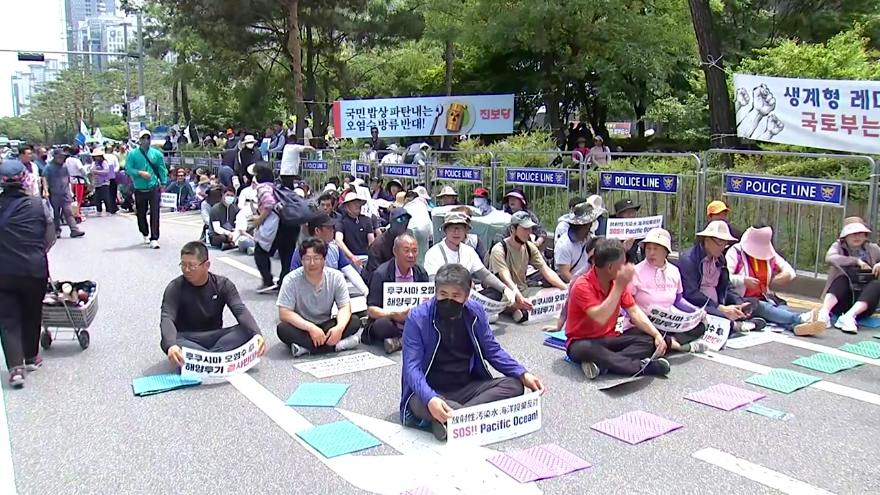 当地时间6月12日，韩国渔民和市民举行大规模游行示威活动，抗议日本福岛核污染水“排海”，图源韩国YTN电视台