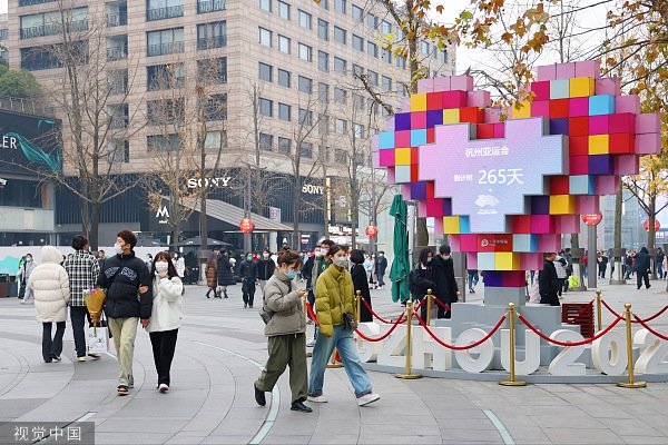 杭州:市民利用元旦假期上街购物 湖滨步行街满是“烟火气”。图源:视觉中国