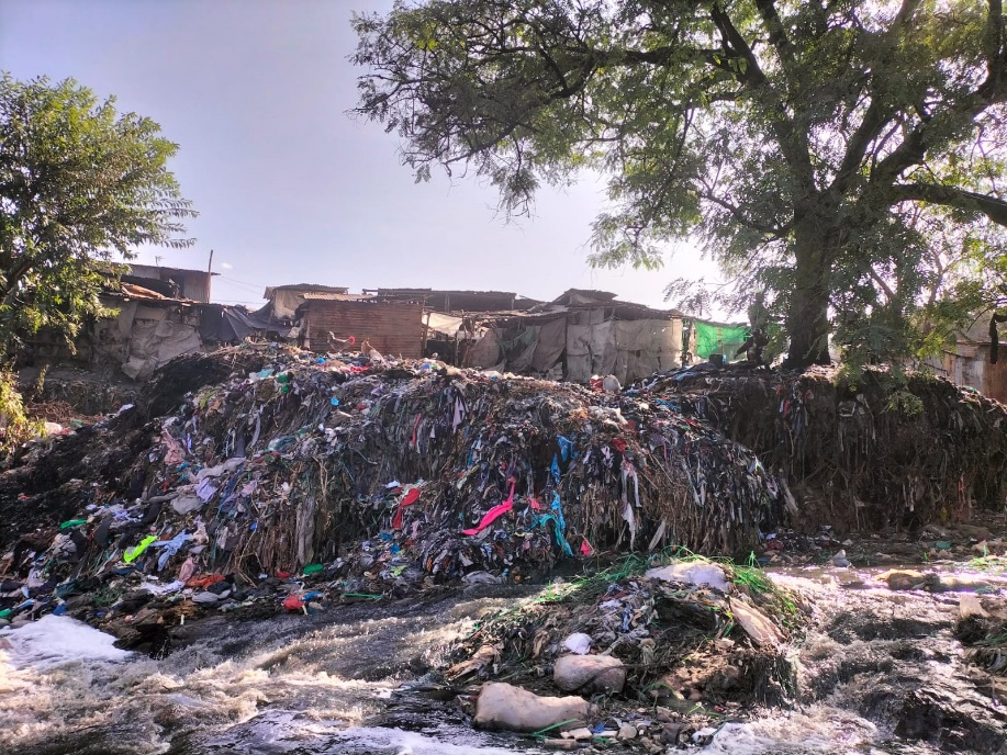 河边的垃圾堆积如山；图片来源：JM Photography