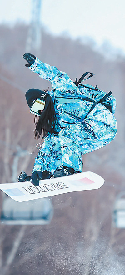 滑雪爱好者在河北省张家口崇礼云顶滑雪公园滑雪。　张帅帅摄（人民视觉）