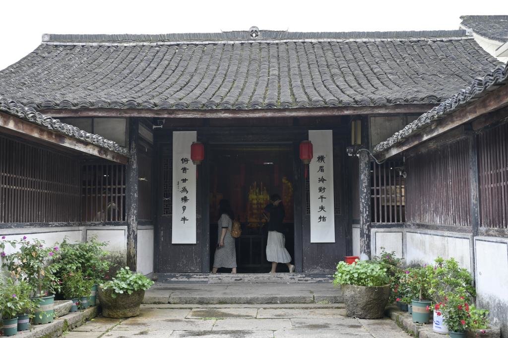 6月7日,游客在绍兴市越城区孙端街道安桥头村的鲁迅外婆家游览