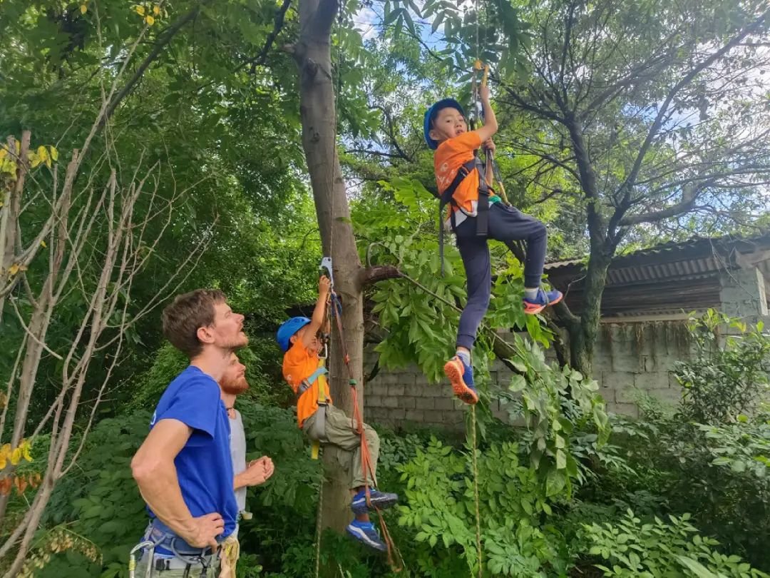 Reuben 和翎依然会在暑假回到“敲响石鼓”组织夏令营
