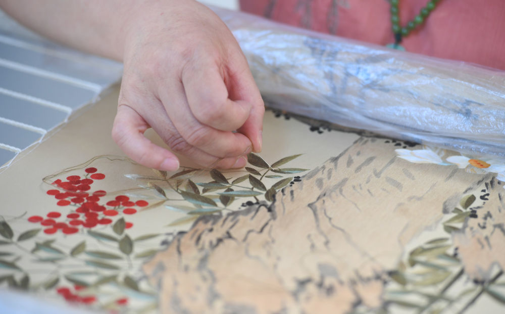 国家级非遗保护项目汴绣传承人程芳在制作汴绣作品（2023年6月20日摄）。新华社记者 张浩然 摄