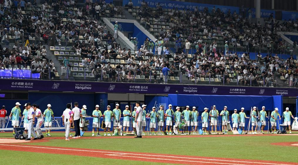 9月28日，志愿者在杭州亚运会棒球第一阶段第三场比赛工作结束后有序离场。新华社记者 杨冠宇 摄