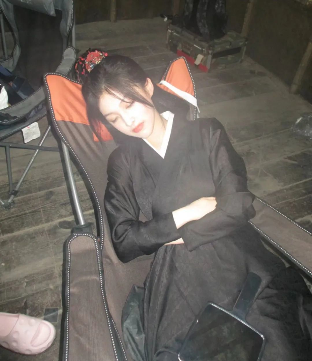 还记得《庆余年》里的小叶轻眉吗？18岁的她长这样…