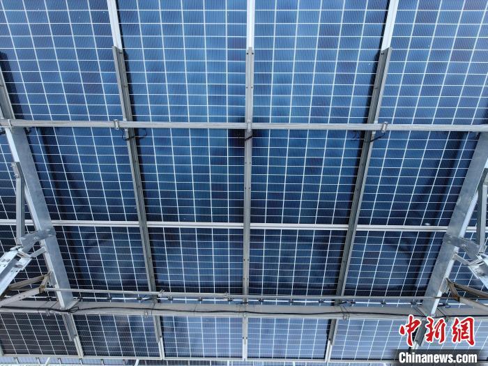 新疆生产建设兵团第八师石河子太阳能光伏发电项目永安220kV汇集站现场的天阳能板。王峰 摄