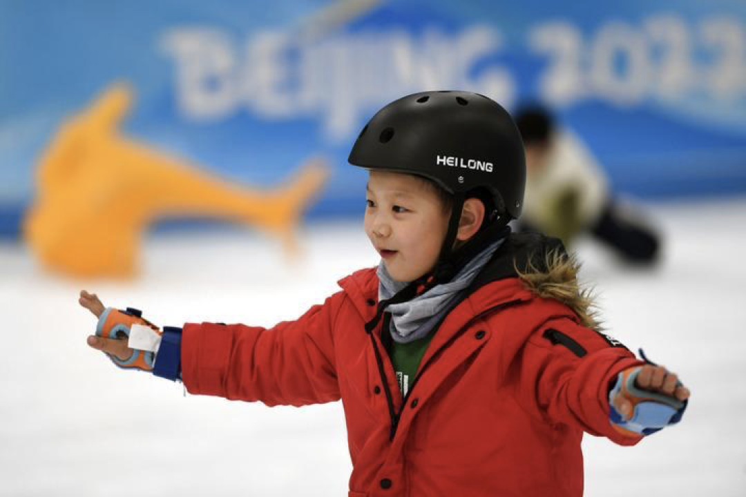 2023年1月22日，一位小朋友在国家速滑馆滑冰。新华社记者 任超 摄