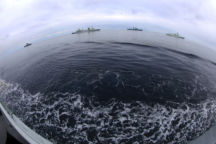 在日本海某海域进行的“北部&middot;联合-2023”演习中，中俄双方舰艇编队航行（2023年7月20日摄）。新华社发（张海龙 摄）