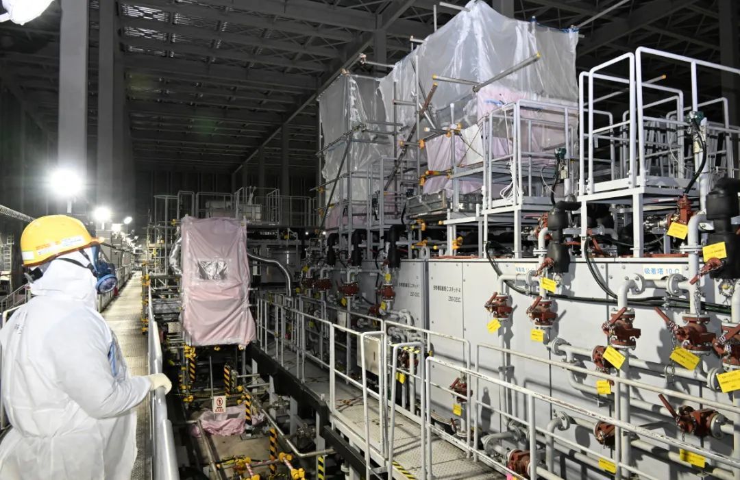 ·工作人员在福岛第一核电站内部检查仪器。