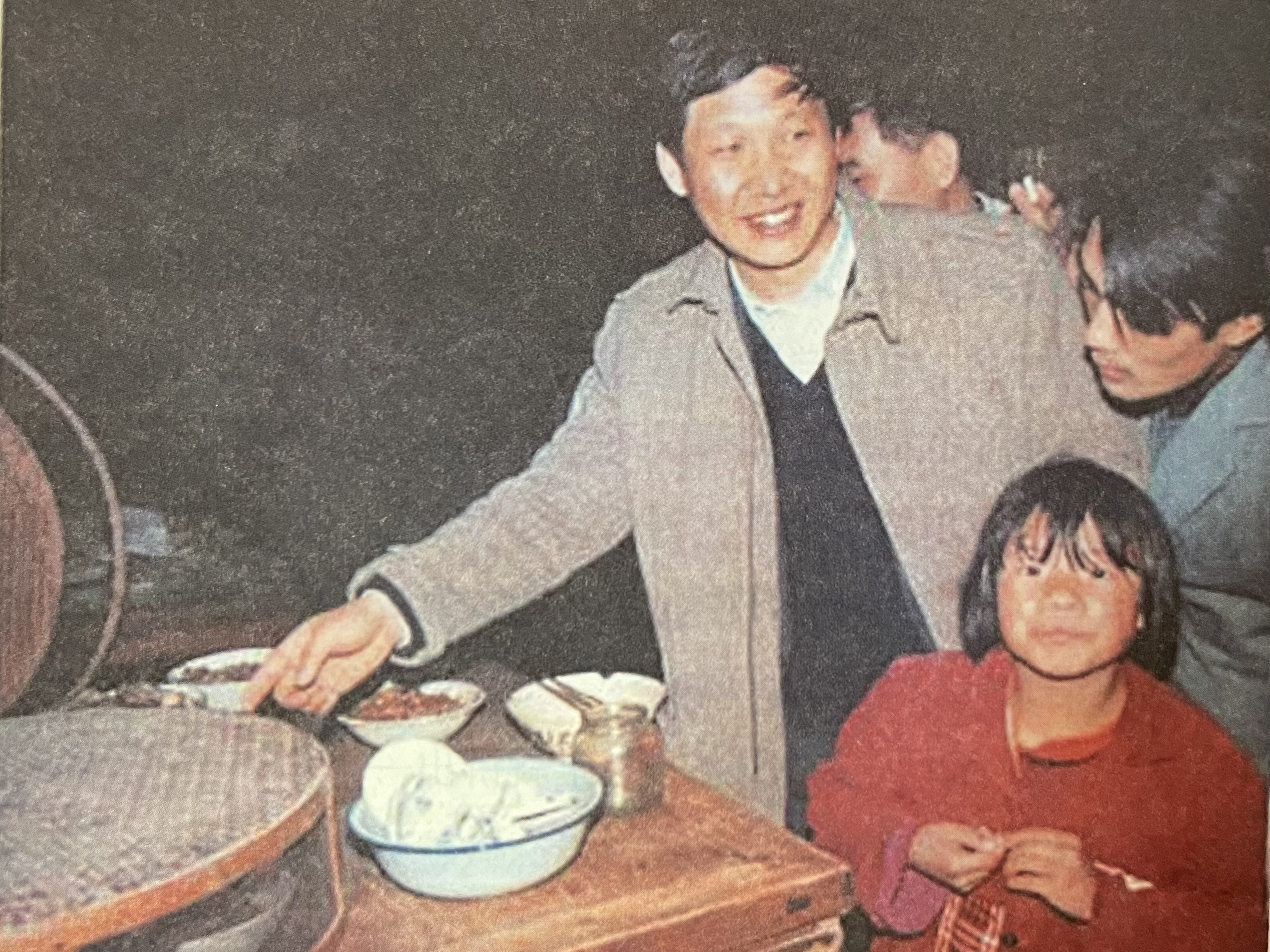 1989年1月，习近平在屏南县调研时走访农家。