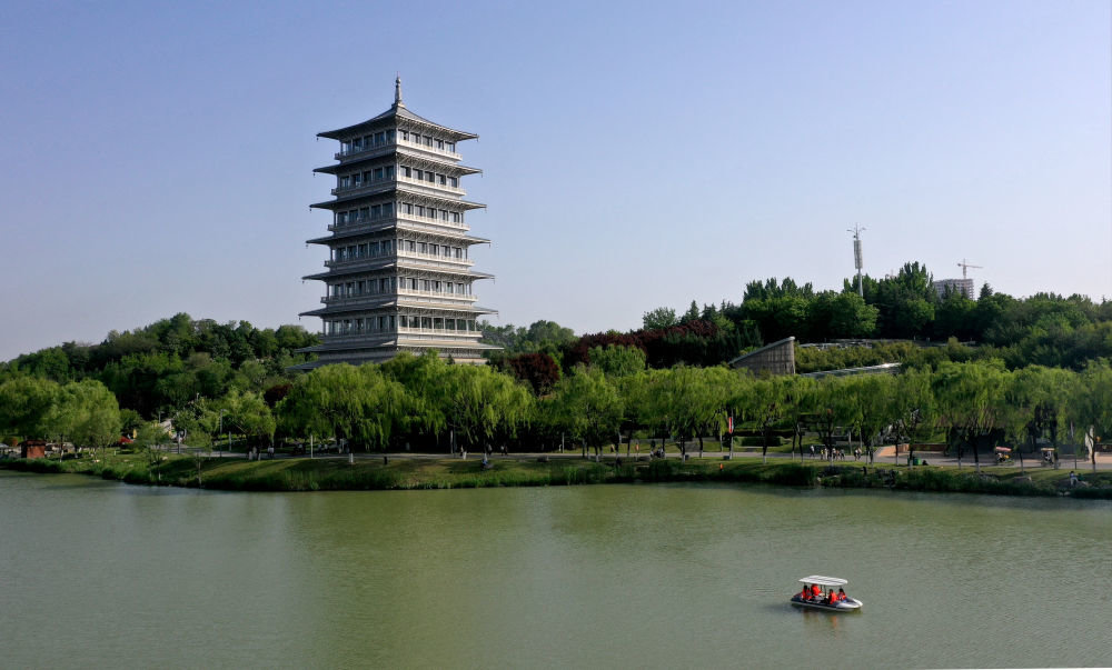 位于西安浐灞生态区的长安塔（4月16日摄，无人机照片）。