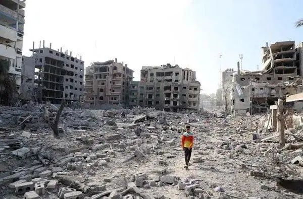 10月10日在加沙城拍摄的被以色列空袭炸毁的建筑废墟