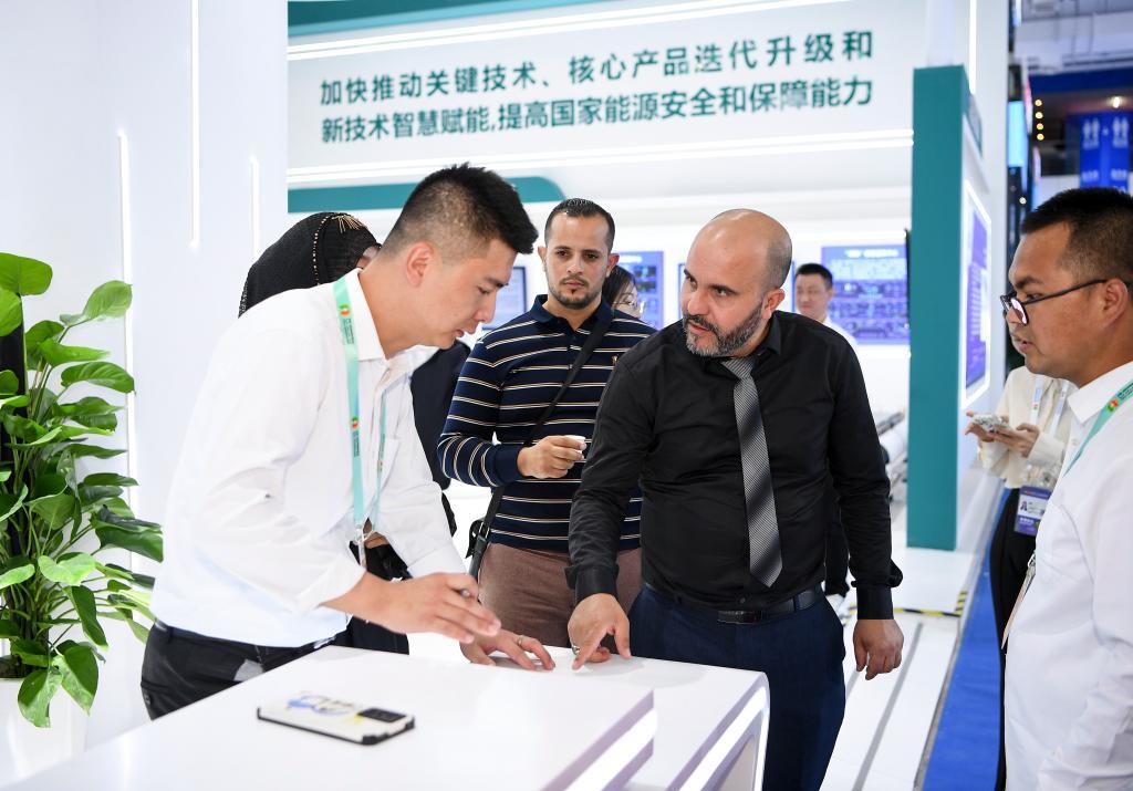 9月21日，嘉宾（右二）在第六届中国－阿拉伯国家博览会现场与参展商交流。