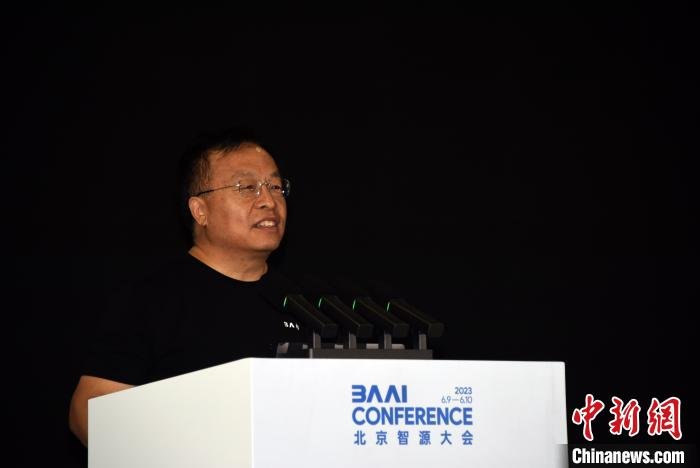 智源研究院院长黄铁军发布《2023智源研究院进展报告》。　中新社记者 孙自法 摄