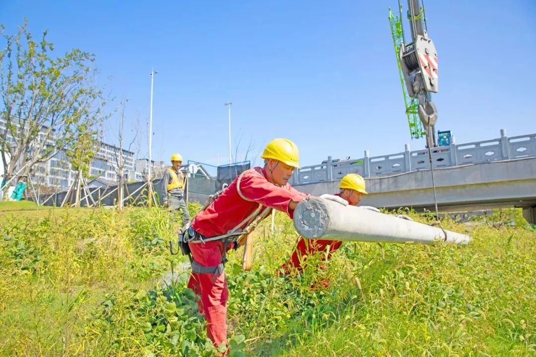 供电工作人员利用机械拔除废弃电杆 图源:文明长兴