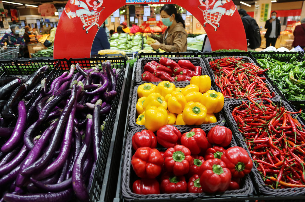 2022年11月9日，顾客在江苏省无锡市一家超市内选购蔬菜。新华社发（还月亮 摄）