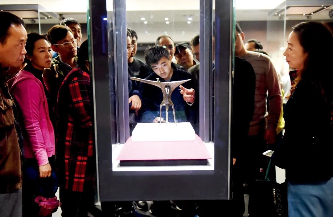 2019年10月26日,河南洛阳市二里头夏都遗址博物馆,游客参观夏代乳钉纹铜爵(1975年二里头遗址出土)。图/IC