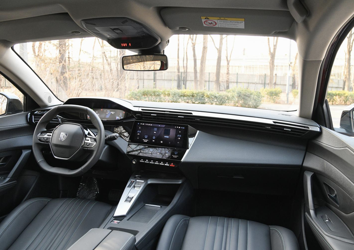 内饰方面,东风标致408x采用了i-cockpit唯我座舱设计,双幅方向盘以及