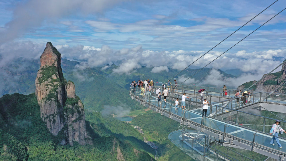 游客神仙居风景区游览。