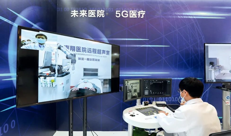 2021年5月7日，上海瑞金醫院，醫生通過遠程控制5G機械臂為南翔醫院的病人做B超。