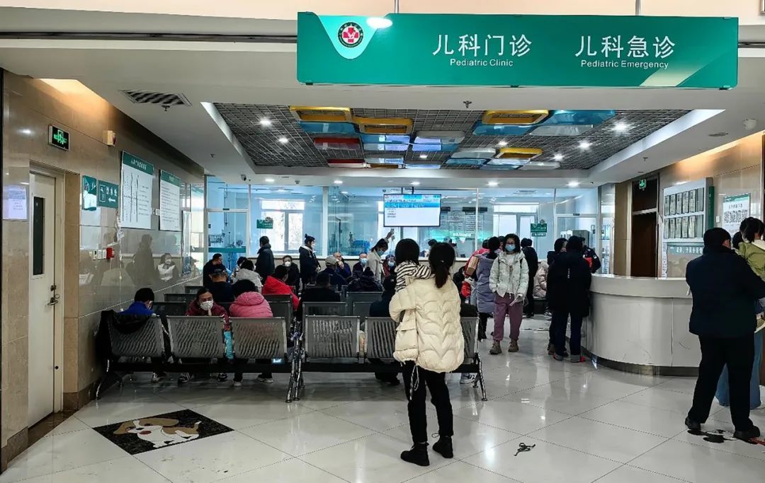 全国多地儿科就诊量激增,多家医院调集医护支援_凤凰网